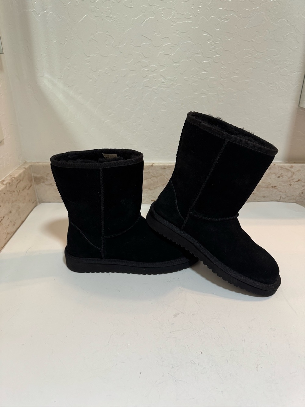 Koolaburra by UGG Koola Short Black Winter Boots US 6. EUC.